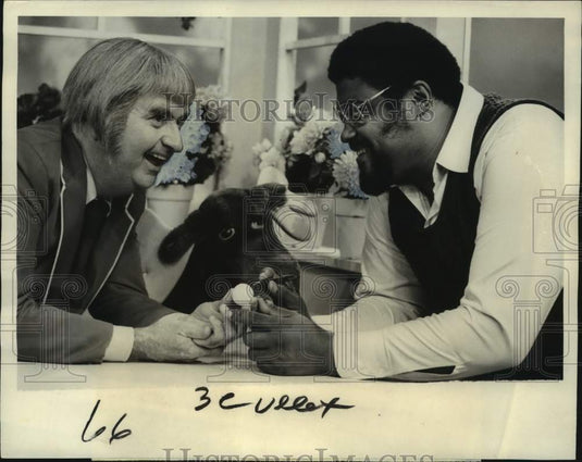 1974 Press Photo Roosevelt Grier, Bob Keeshan in "Captain Kangaroo" on CBS TV - Historic Images