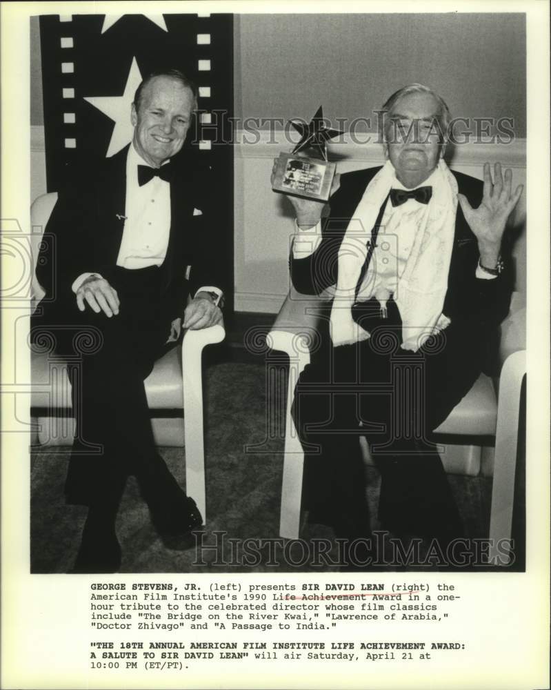 1990 Press Photo George Stevens, Jr. presents Director Sir David Lean an Award-Historic Images