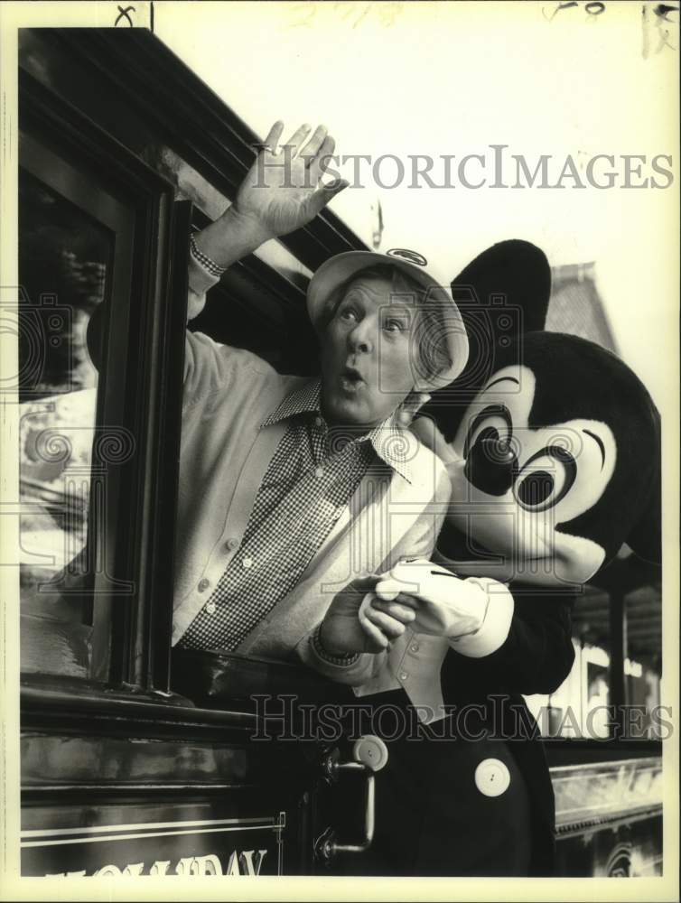 1980 Press Photo Danny Kaye &amp; Mickey Mouse in &quot;Kraft Salutes Disneyland&#39;s 25th&quot;-Historic Images
