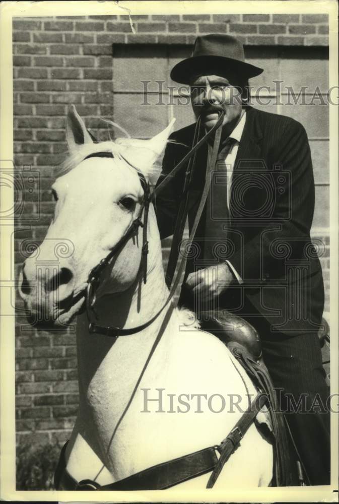 1984 Press Photo Actor Stacy Keach rides horse in &quot;Mike Hammer&quot; on Television-Historic Images