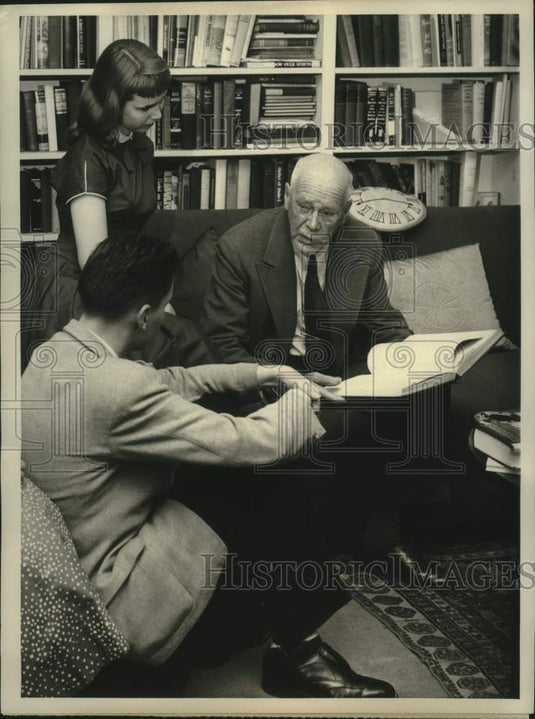 1956 Press Photo H. V. Kaltenborn, Dean of News Commentators on NBC Television - Historic Images