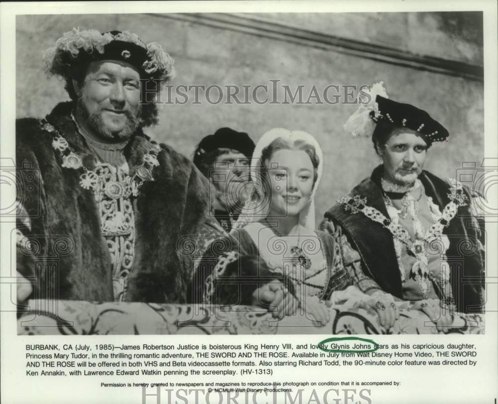 1985 Press Photo Actress Glynis Johns &amp; cast in &quot;The Sword And The Rose&quot;-Historic Images