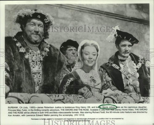 1985 Press Photo Actress Glynis Johns & cast in "The Sword And The Rose"-Historic Images