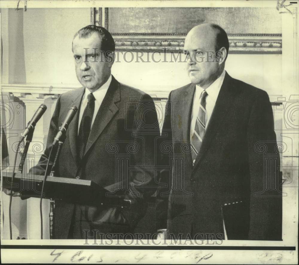 Press Photo Richard Nixon speaking at white house briefing &amp; Secretary Laird-Historic Images