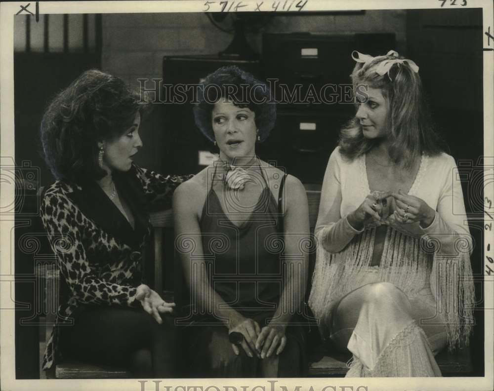 1977 Linda Lavin, Liberty Williams and Caren Kaye on Alice, on CBS. - Historic Images