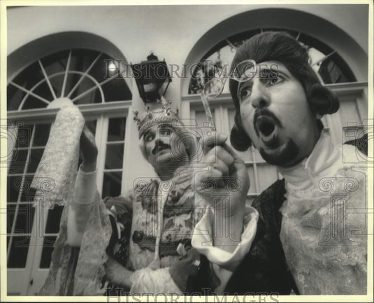 1990 Press Photo David Tringali & Luis Q. Barroso in Emperor's New Clothes-Historic Images
