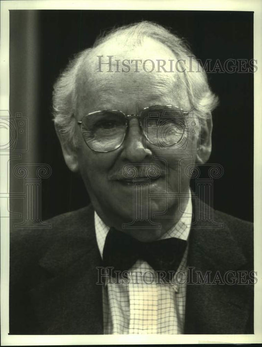 1988 Press Photo Barnard Hughes stars in "The Cavanaughs" on CBS Television-Historic Images