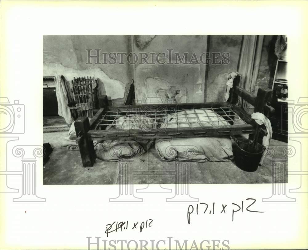 1993 Press Photo A bed prop for the Interview with the Vampire movie set.-Historic Images