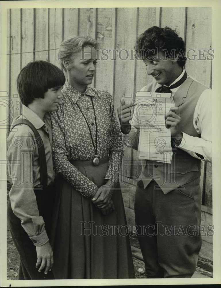 1981 Press Photo Cast of &quot;The Ghost of Gold Hill&quot; episode of &quot;Father Murphy.&quot;-Historic Images