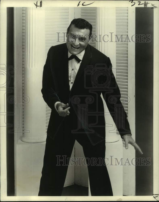 1961 Press Photo Frankie Laine performing at the Blue Room of Roosevelt Hotel - Historic Images