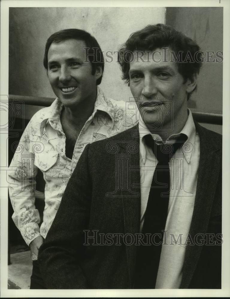 1977 Press Photo Joseph Wambaugh &amp; Scott Hylands in &quot;The Best of Police Story&quot;-Historic Images