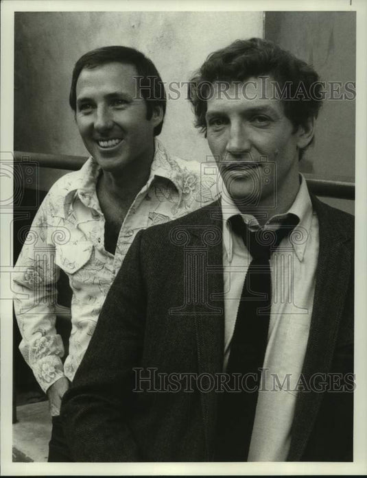 1977 Press Photo Joseph Wambaugh & Scott Hylands in "The Best of Police Story"-Historic Images