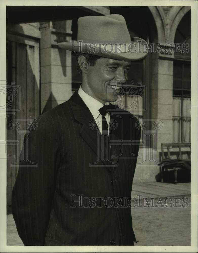 1961 Press Photo Actor Wright King in "No Luck on Friday" on "Outlaws" on TV - Historic Images