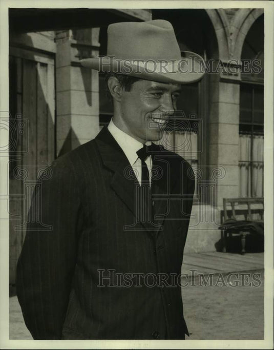 1961 Press Photo Actor Wright King in "No Luck on Friday" on "Outlaws" on TV - Historic Images