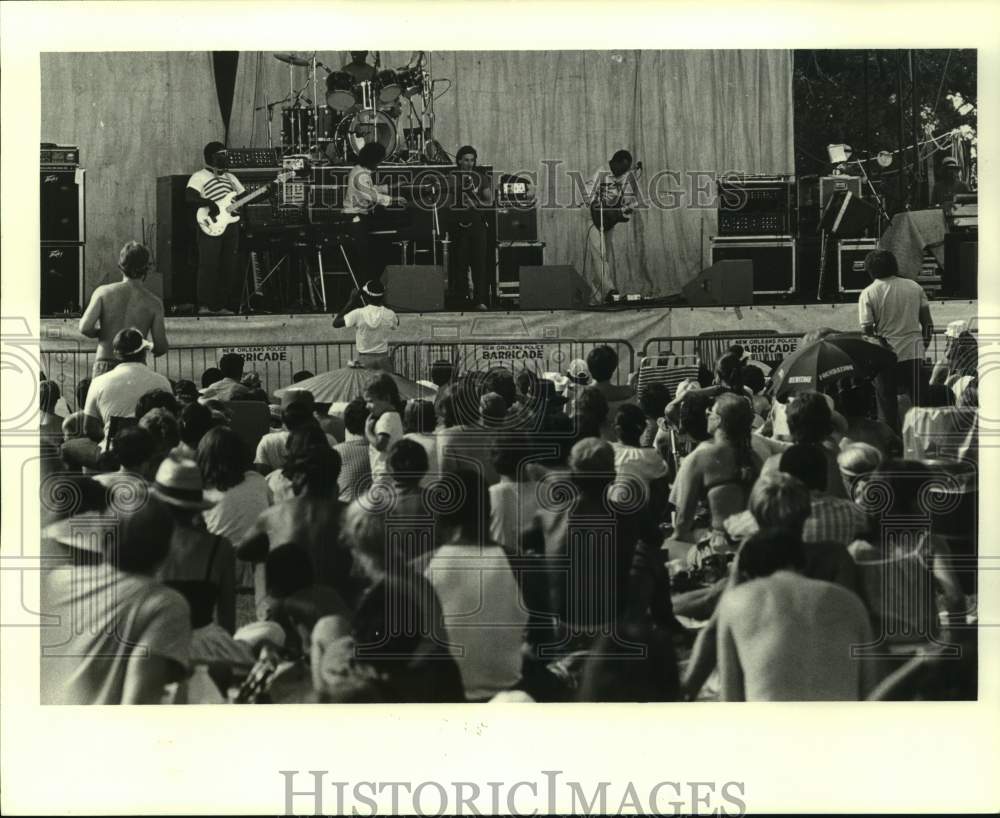 1982 Press Photo Crowd listening to Jeff Lorber Fusion Band at Kool Jazz Fest - Historic Images