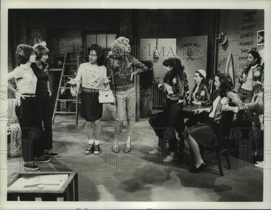 1980 Press Photo Scene from the sitcom "Laverne & Shirley" - nop47221-Historic Images