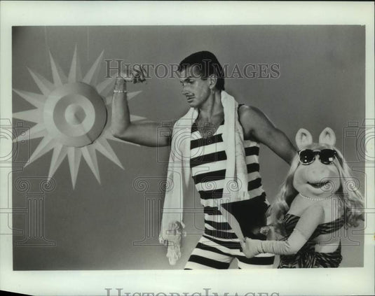1982 Press Photo George Hamilton & Miss Piggy in "The Fantastic Miss Piggy Show"-Historic Images