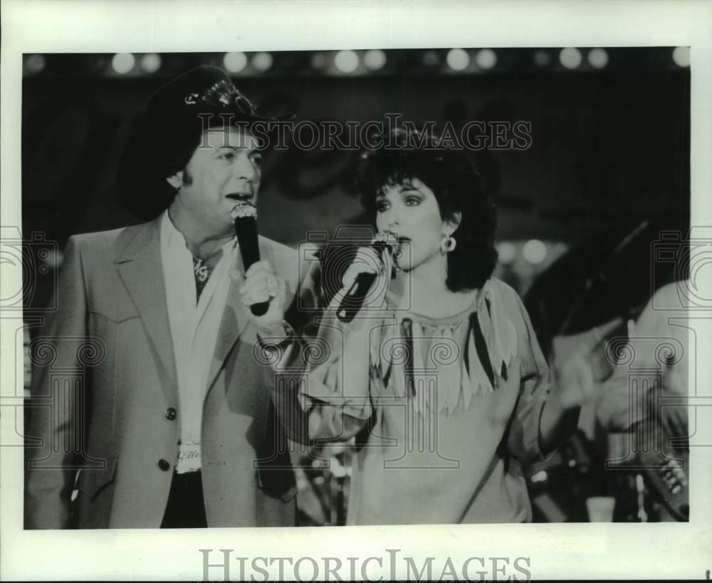 1984 Press Photo Charly McClain &amp; Mickey Gilley on &quot;Saturday Night At Gilley&#39;s&quot;-Historic Images