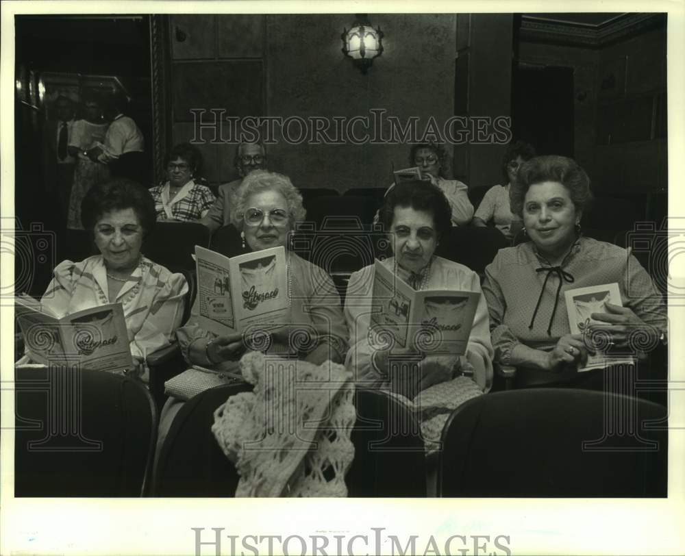 1986 Press Photo Liberace music fans watch show at Saenger Theatre - nop47786-Historic Images