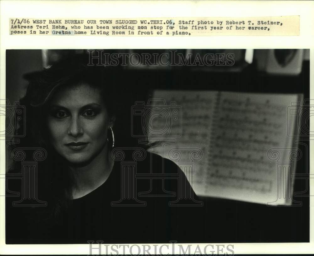 1986 Press Photo Actress Teri Hohn posing in her Gretna home Living Room-Historic Images