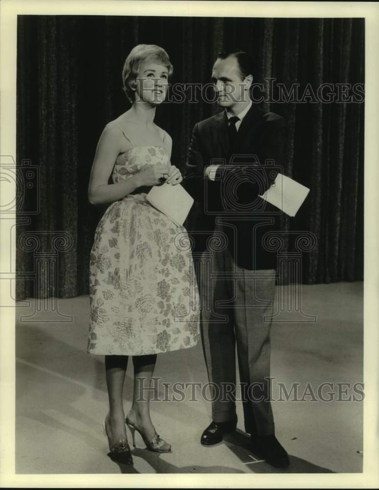 1962 Press Photo Actors Elaine McKenna, Bob Newhart on NBC Television - Historic Images