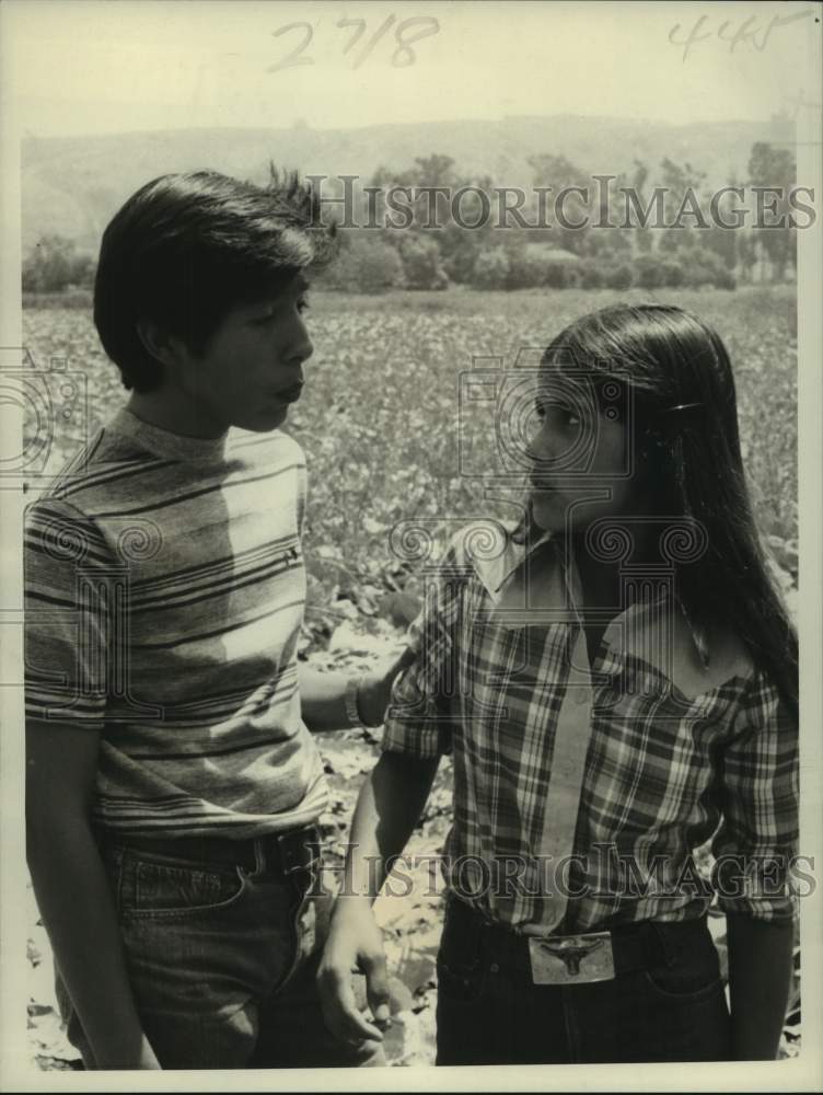 1977 Press Photo Actors Eddie Martines, Kenia Borell in &quot;The Winners&quot; on CBS-TV-Historic Images