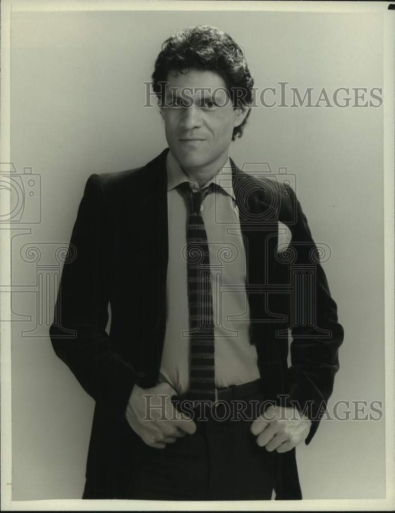 1983 Press Photo A Martinez in &quot;Whiz Kids&quot; on CBS Television - nop48827-Historic Images