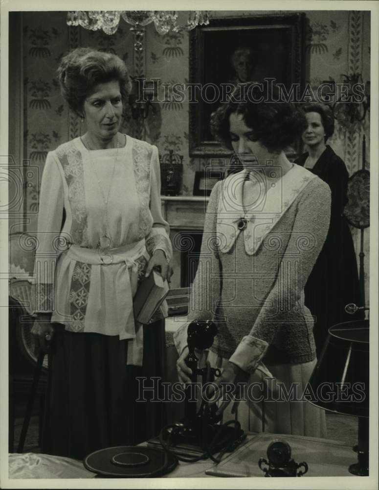 1975 Press Photo Nancy Marchand, Kitty Winn, Beatrice Straight in &quot;Beacon Hill&quot;-Historic Images