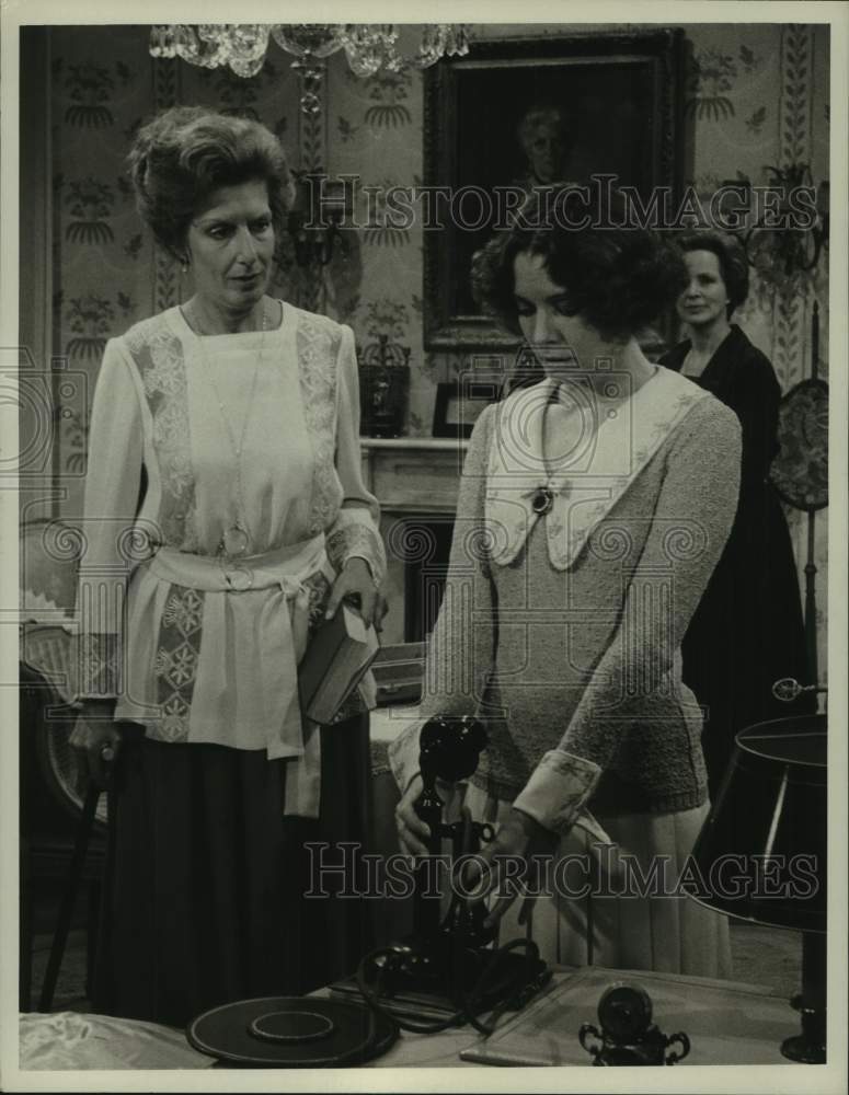 1975 Press Photo Nancy Marchand, Kitty Winn, Beatrice Straight in "Beacon Hill"-Historic Images
