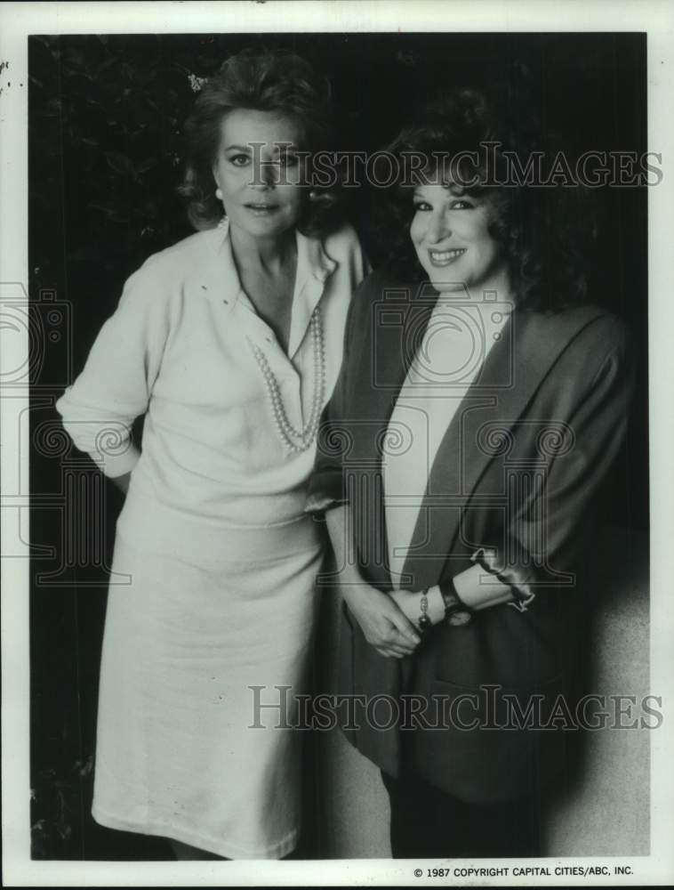 1987 Press Photo Barbara Walters with Actress Bette Midler in ABC-TV Special-Historic Images