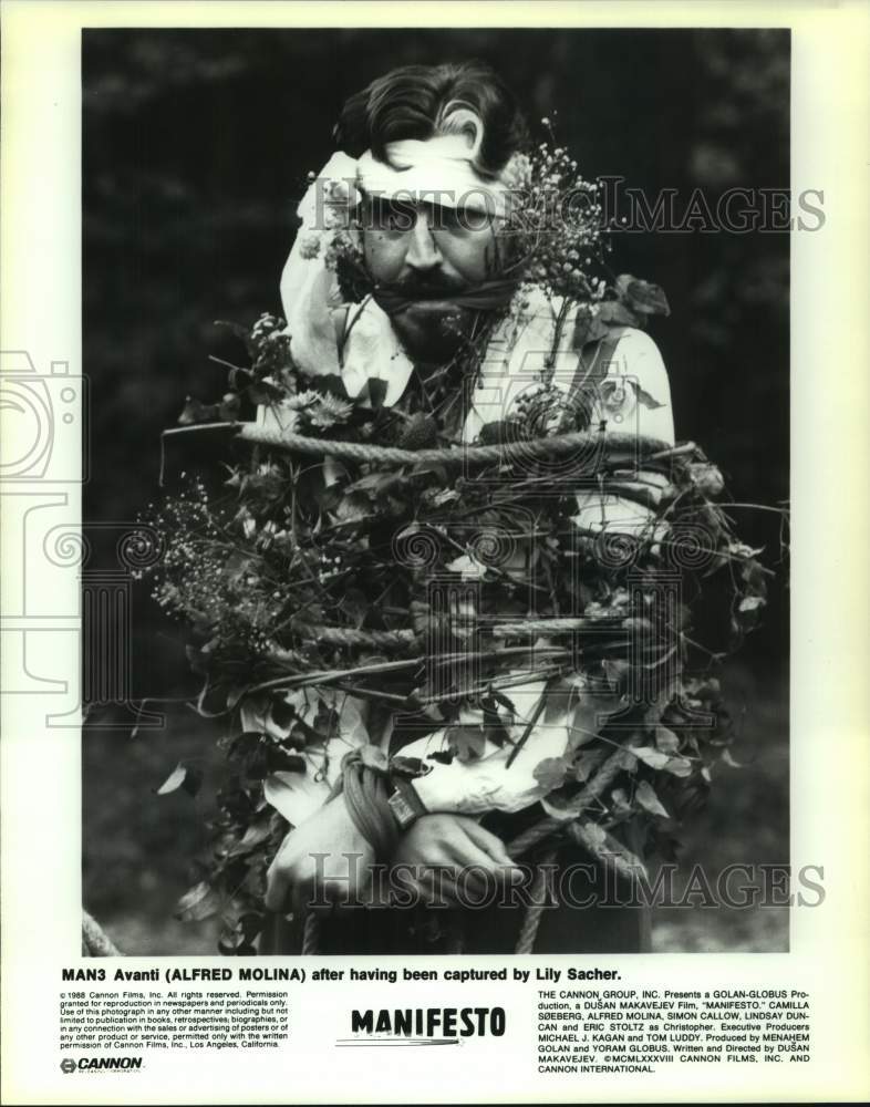 1988 Press Photo Alfred Molina, after being captured, &quot;Manifesto&quot; - nop50441-Historic Images