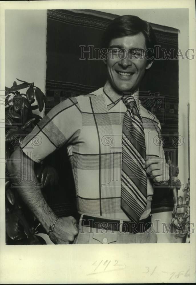 1977 Press Photo Man models tie and short-sleeve button down shirt - nop50570-Historic Images