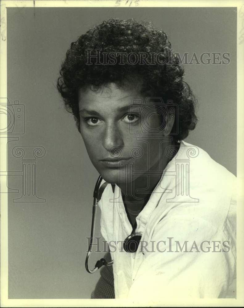 1983 Press Photo Howie Mandel stars on St. Elsewhere, TV series. - nop50881-Historic Images