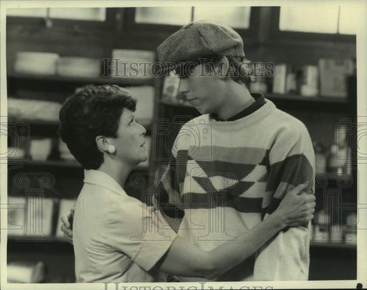 1984 Press Photo Linda Lavin and Philip McKeon starring in "Alice" - nop51819-Historic Images
