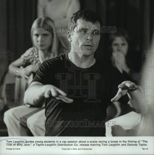 1974 Press Photo Actor/DirectorTom Laughlin on set of "The Trial of Billy Jack" - Historic Images