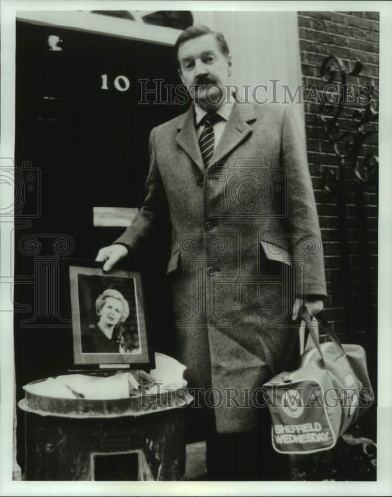 1989 Press Photo Ray McAnally star of &quot;A Very British Coup,&quot; arrives at Downing-Historic Images