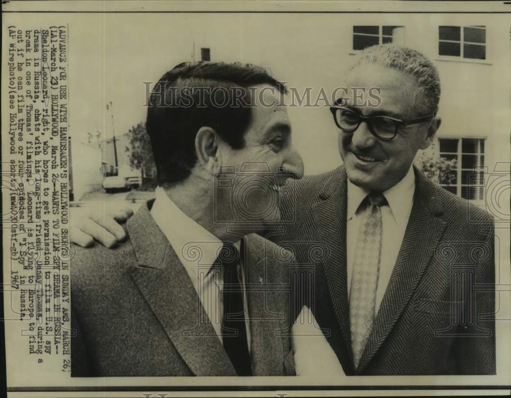 1967 Press Photo Sheldon Leonard and Danny Thomas chat during filming break - Historic Images