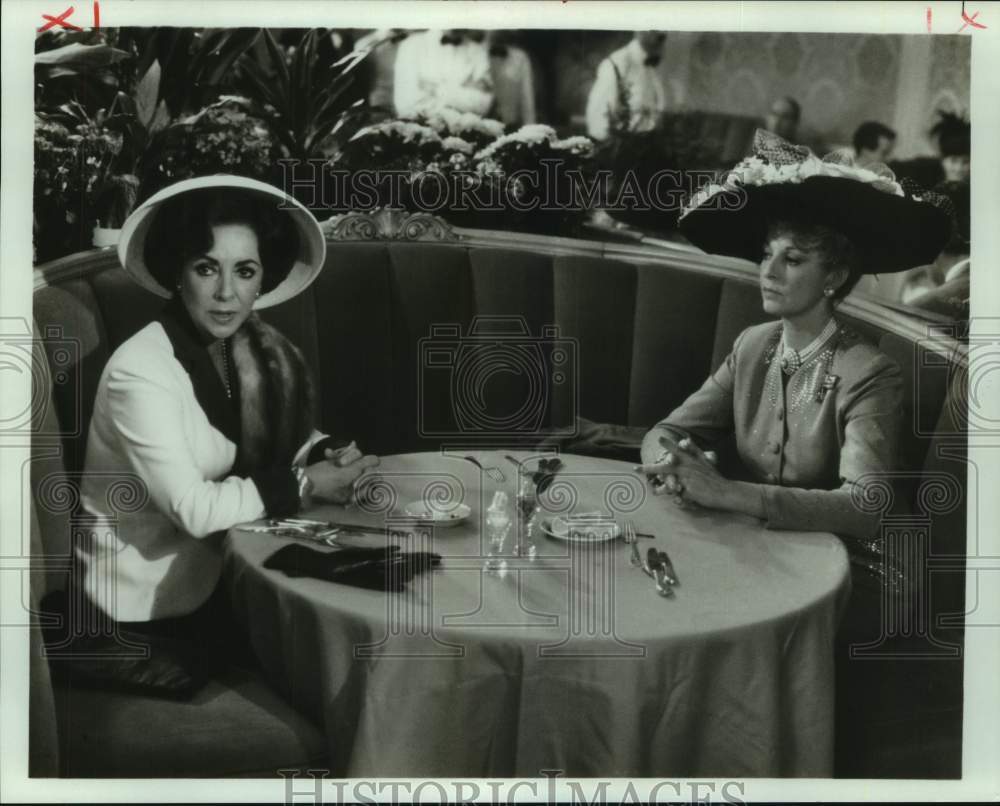 1985 Press Photo Elizabeth Taylor &amp; Jane Alexander in &quot;Malice in Wonderland&quot;-Historic Images