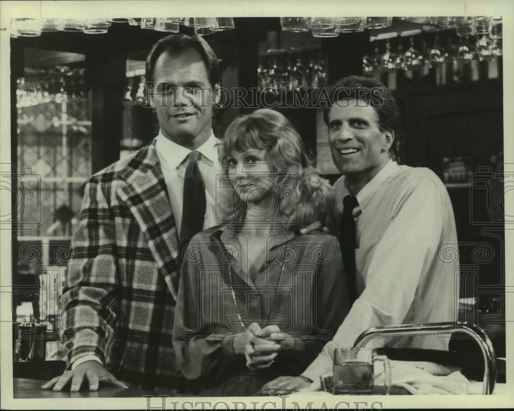 1982 Press Photo Fred Dryer, Shelley Long, and Ted Danson star on &quot;Cheers&quot;-Historic Images