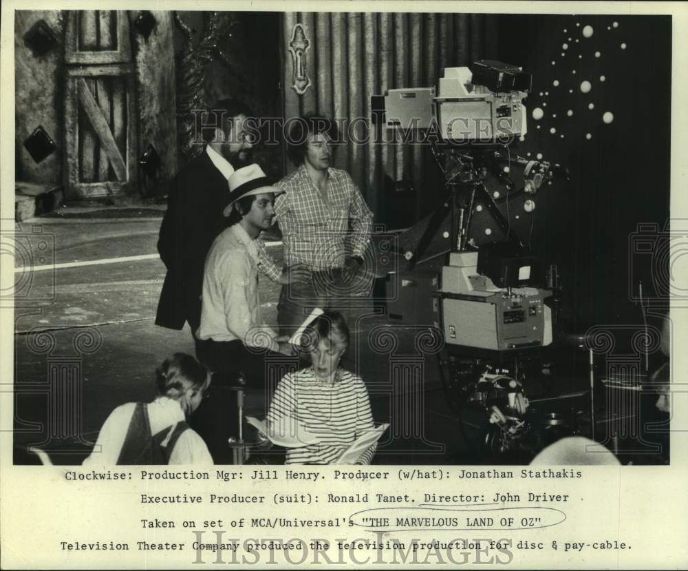 1985 Press Photo Director John Driver &amp; crew on &quot;The Marvelous Land Of Oz&quot; set-Historic Images