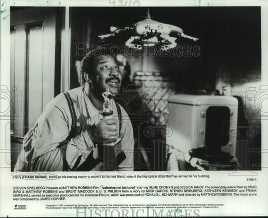 1987 Press Photo Frank McRae in a scene from "batteries not included."-Historic Images