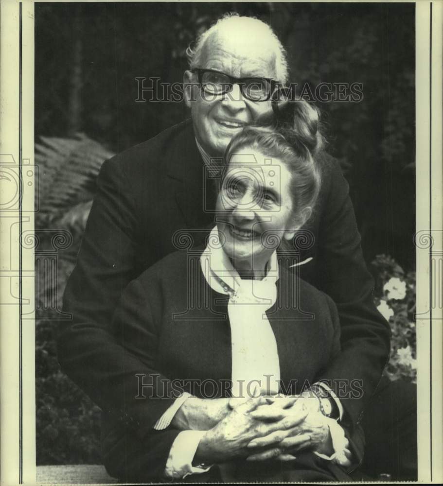 1972 Press Photo Alfred Lunt and Lynn Fontanne at their hotel in Beverly Hills - Historic Images