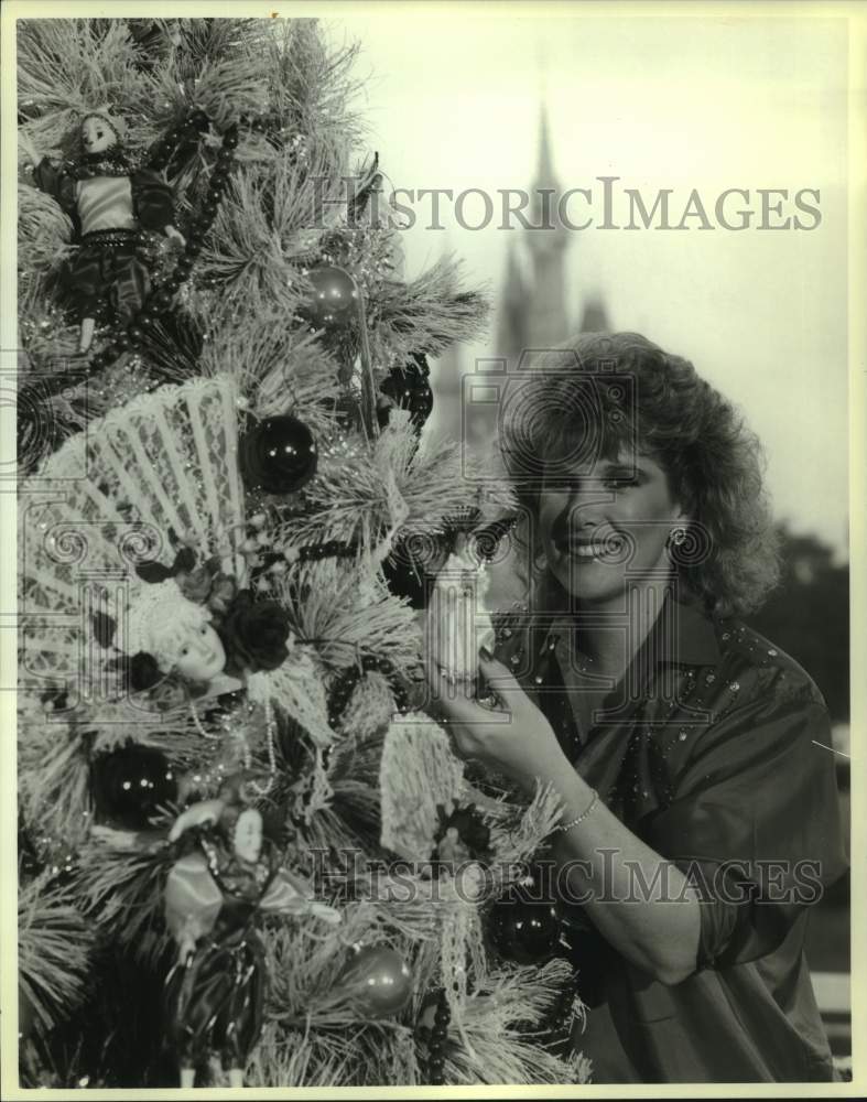 1989 Joan Lunden co-host Walt Disney Christmas parade - Historic Images