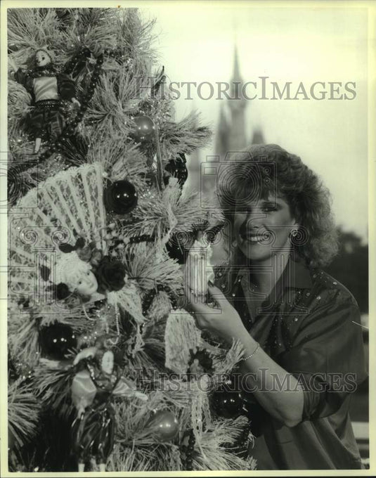 1989 Joan Lunden co-host Walt Disney Christmas parade - Historic Images