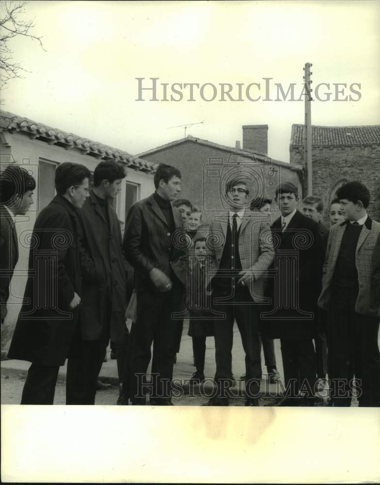 1968 Press Photo Young men in "Devil" movie scene - Historic Images