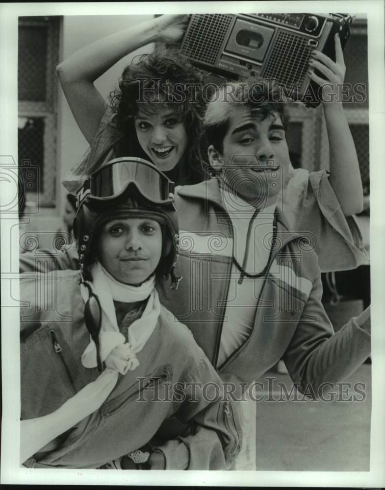 1985 Press Photo Kelly Minter and cast of Capital Cities Special, &quot;The Pilot.&quot;-Historic Images