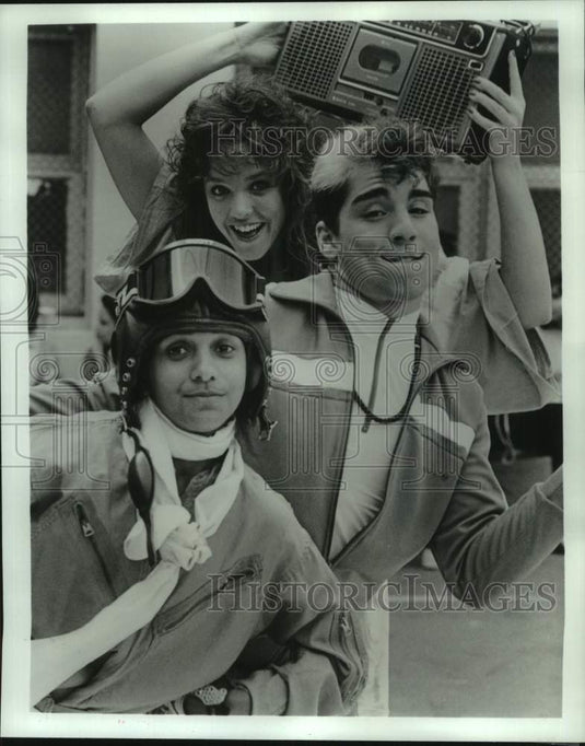 1985 Press Photo Kelly Minter and cast of Capital Cities Special, "The Pilot."-Historic Images