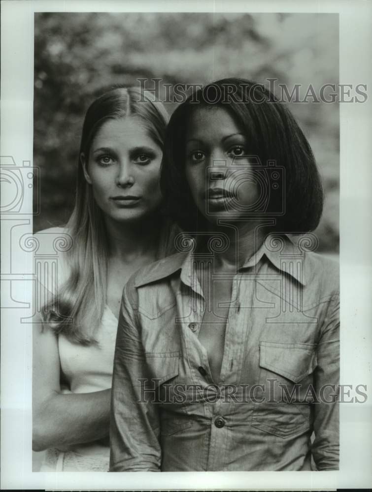 1976 Press Photo Deborah Raffin and Lynne Moody in &quot;Nightmare in Badham County&quot;-Historic Images