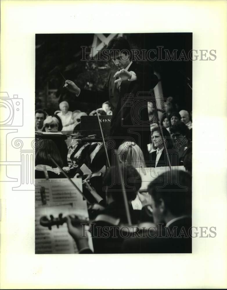 1994 Press Photo Timothy Muffitt Conducts the Louisiana Philharmonic Orchestra-Historic Images