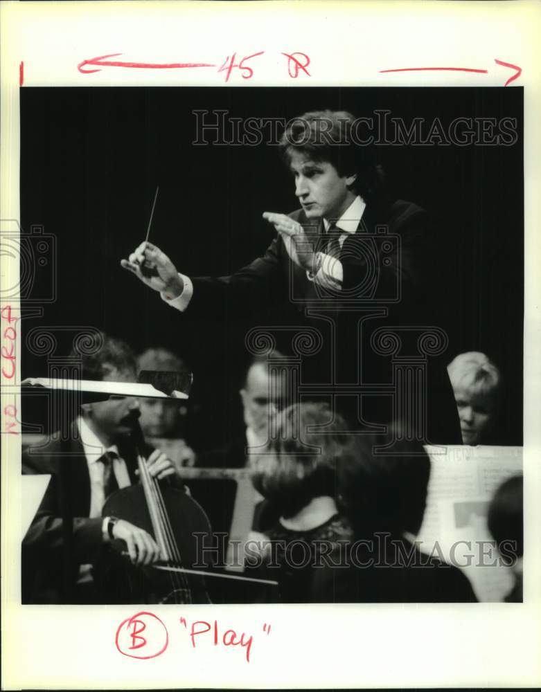 1994 Press Photo Timothy Muffitt, conducts The Louisiana Philharmonic Orchestra-Historic Images